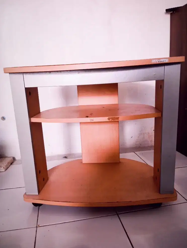 Meja roda TV bekas