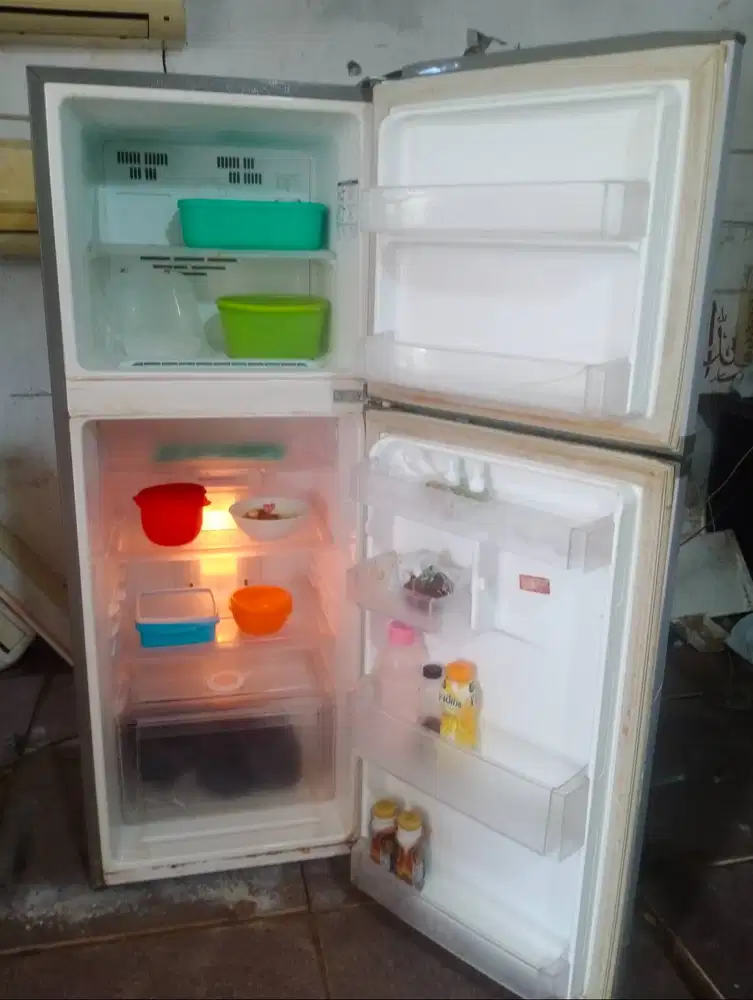 Kulkas 2 pintu  LG.  Mesin original pabrik belum rusak