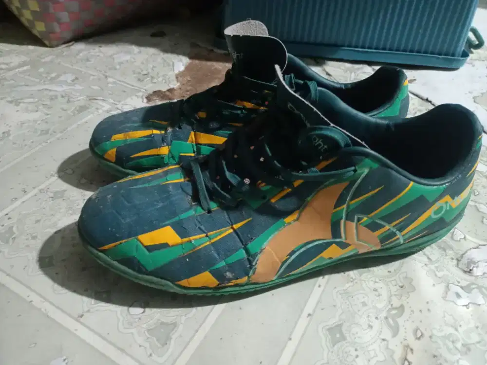 Sepatu futsal ortuseight