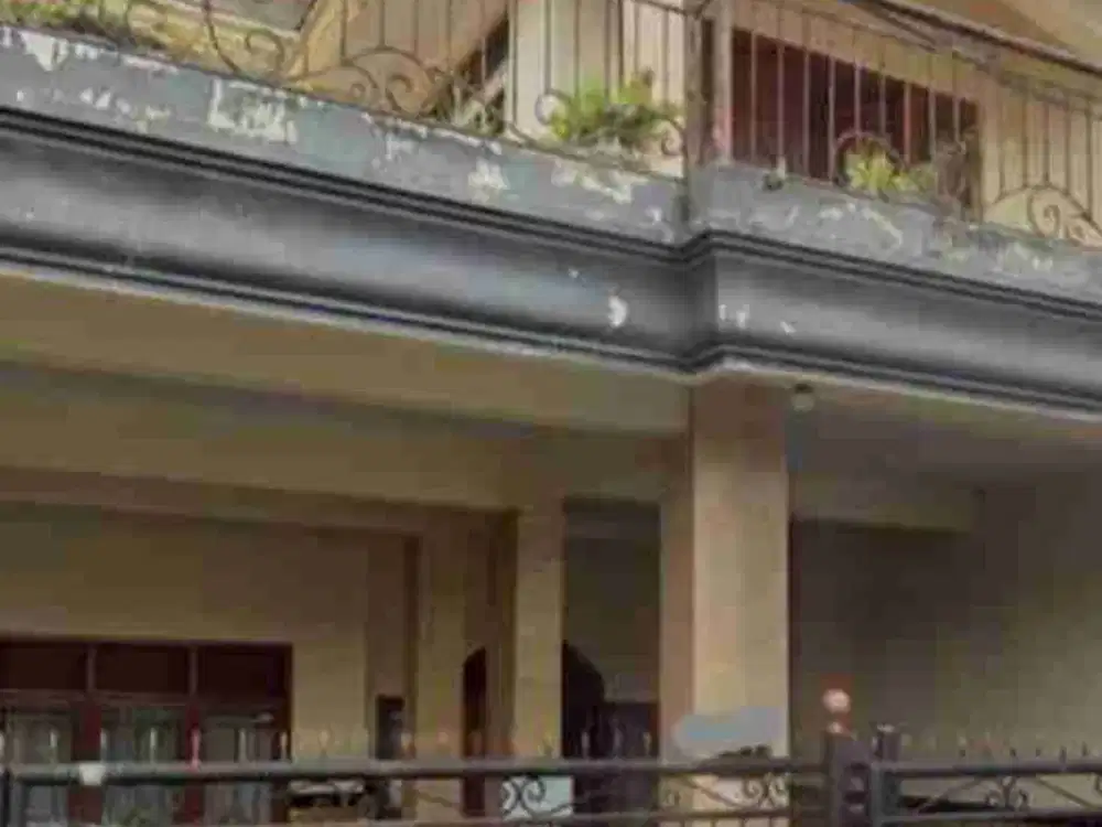 DIJUAL RUMAH BESAR BAGUS TERAWAT DI SULFAT TENGAH KOTA MALANG, DEKAT BALAIKOTA, STASIUN, TERMINAL, EXIT TOL MALANG.