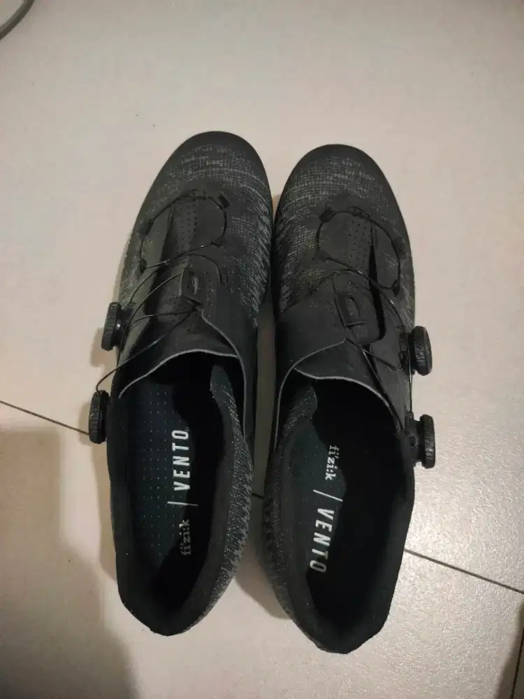 Sepatu fii'zi:k vento R1