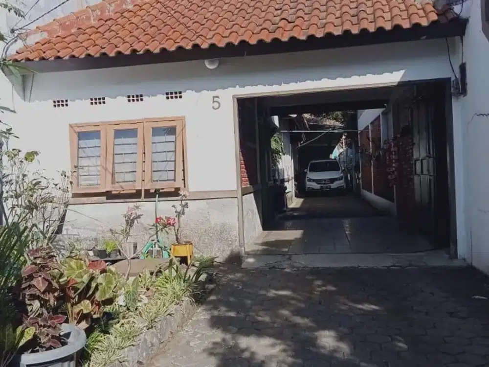 Rumah dengann tanah luas siap huni komplek kalijati antapani