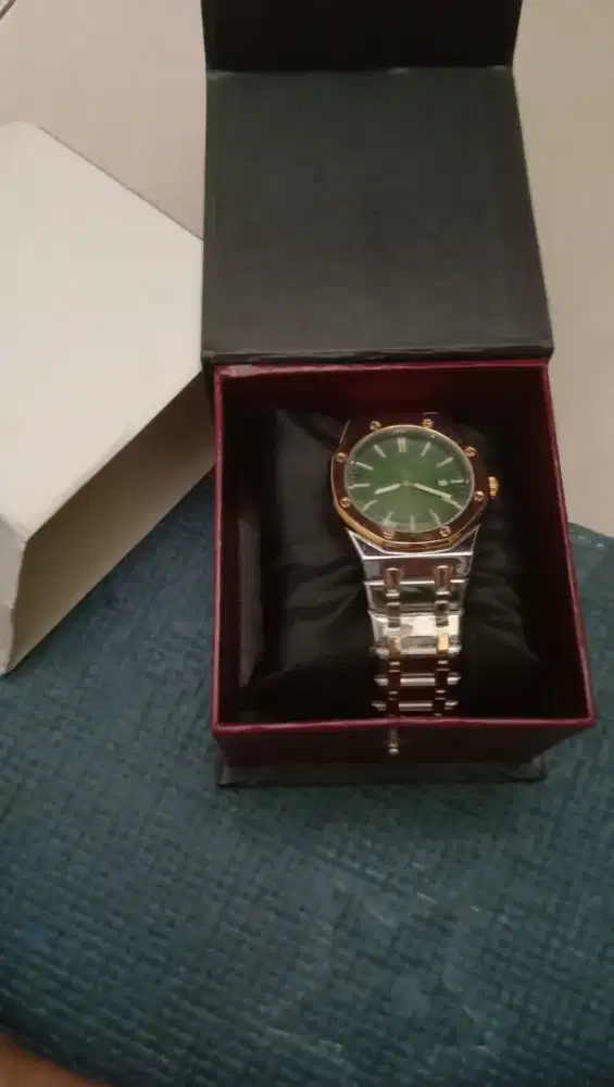 Jual jam pria ,kondisi baru Gress ,masih hidup ad cadangan batery ..