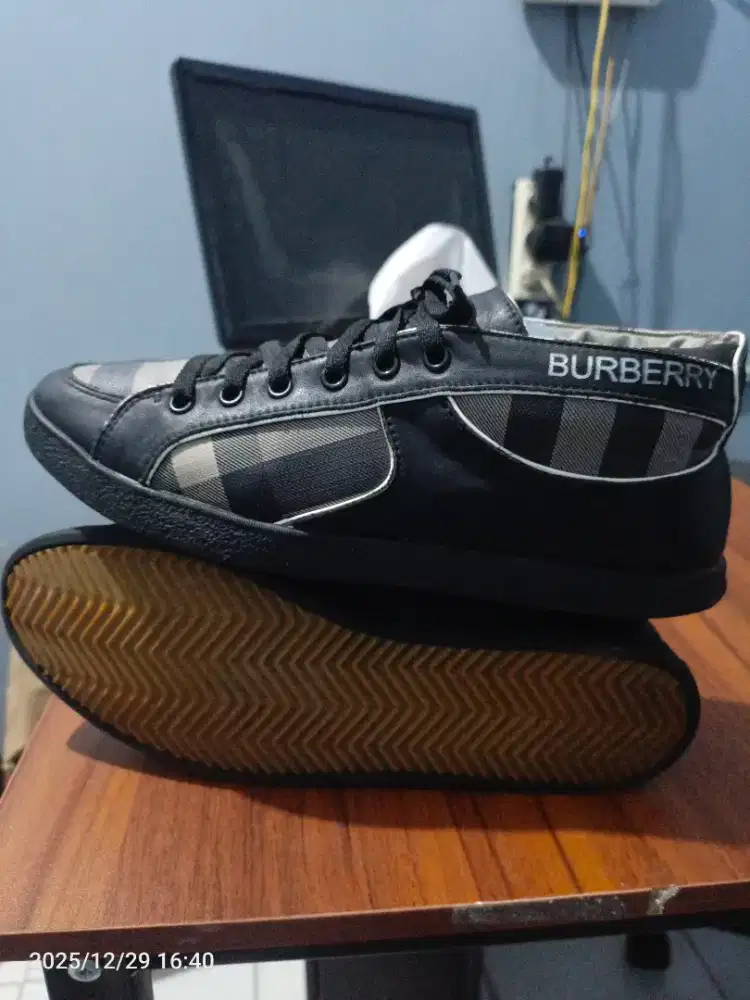 Sepatu Burberry