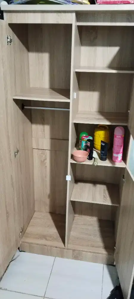 Mau jual lemari pemakaian baru 2 bulan