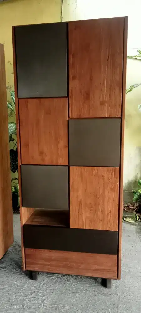 Almari pakaian dari kayujati