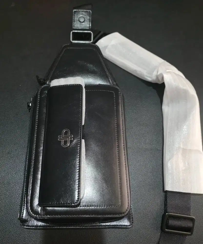 PEDRO Crossbody/Slingbag - Black (New)