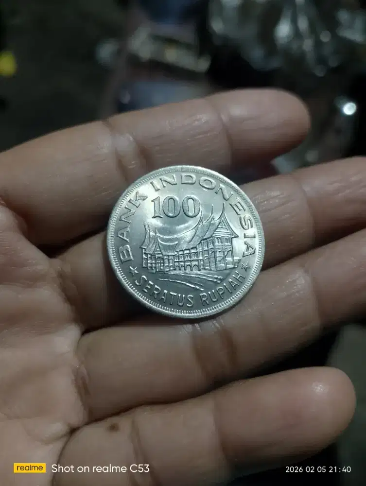 Uang koin 100 rupiah gunungan