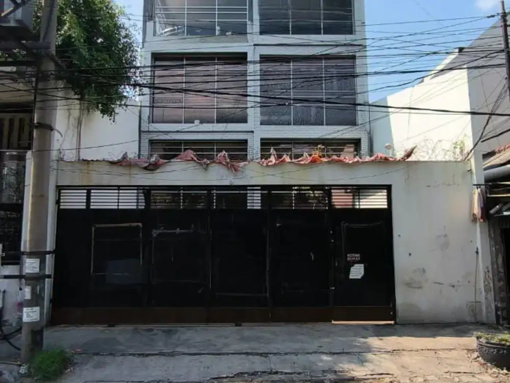 Gedung 4,5 Lantai Raya Kedung Cowek, Parkir Muat 10 Mobil