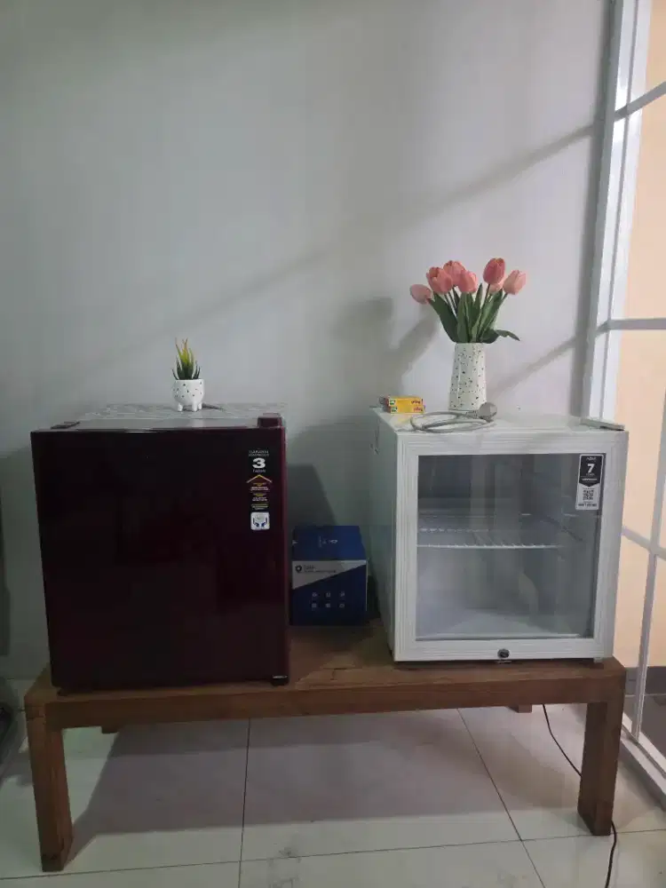 Dijual 1 kulkas kecil dan 1 showcase kondisi 90%..