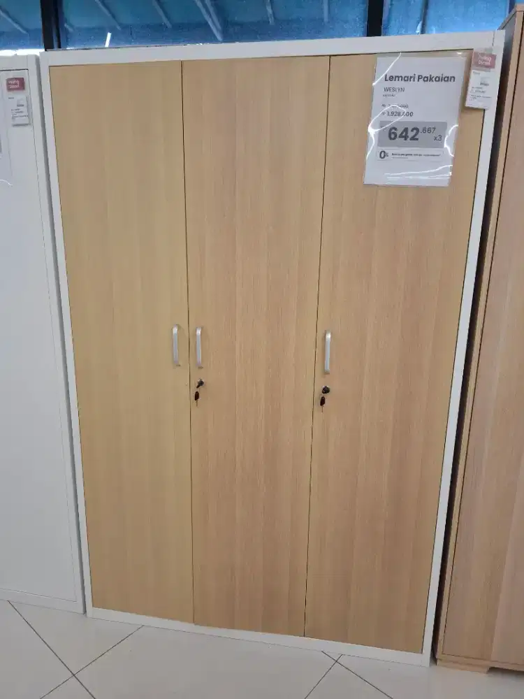 Lemari Pakaian 3 Pintu Besi