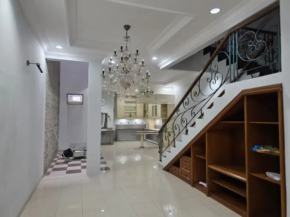 Rumah 3 Lantai Strategis Jakarta Barat – Area Gajah Mada, Siap Huni