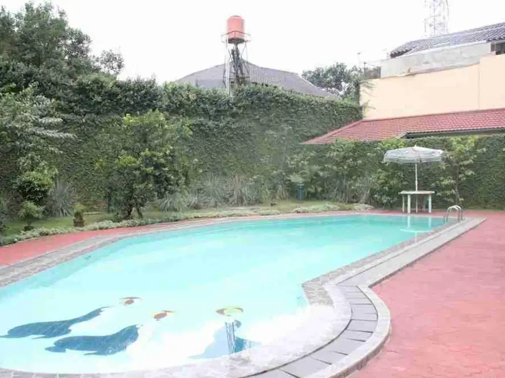 Rumah di Pangkalan Jati luas ada Kolam Renang. 0112