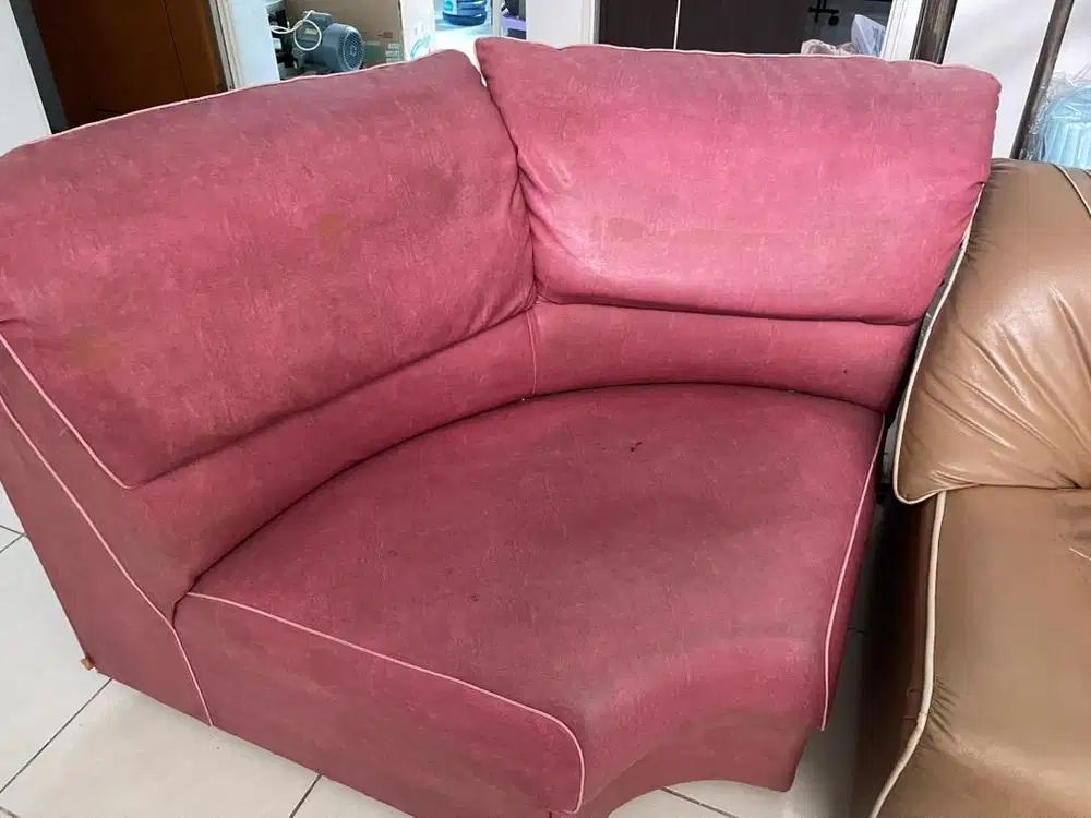 Sofa kulit coklat dan pink