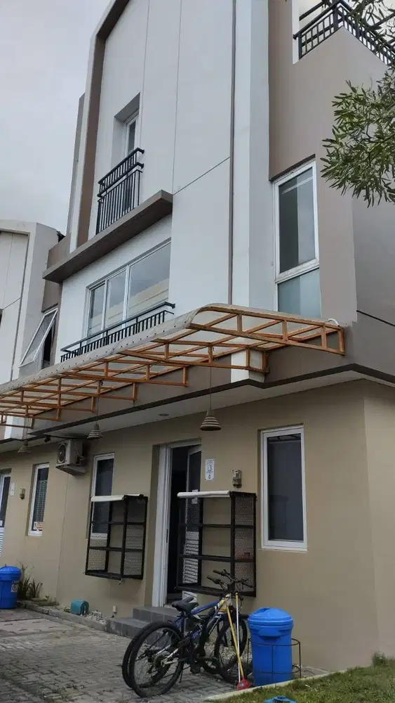 DISEWAKAN RUMAH/KANTOR 3 LANTAI LOKASI STRATEGIS MOZIA BSD