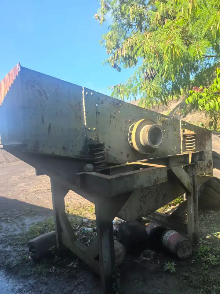 Ayakan Sirtu Pasir Alat Pemecah Batu Vibrating Screen Koral Pasir