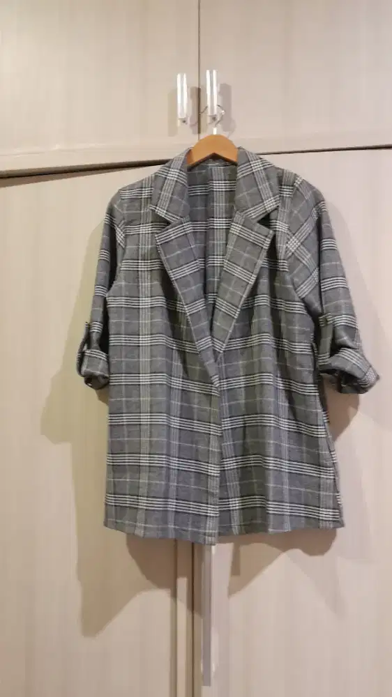 Atasan blazer kotak kotak