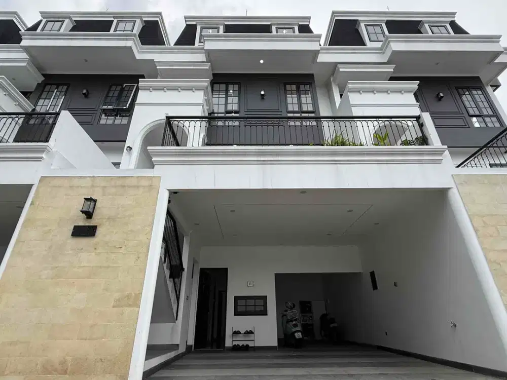 Rumah 4 Lantai Modern Classic Harga Terbaik, Private lift dan Private pool di Lokasi Premium Pejaten Jakarta Selatan.