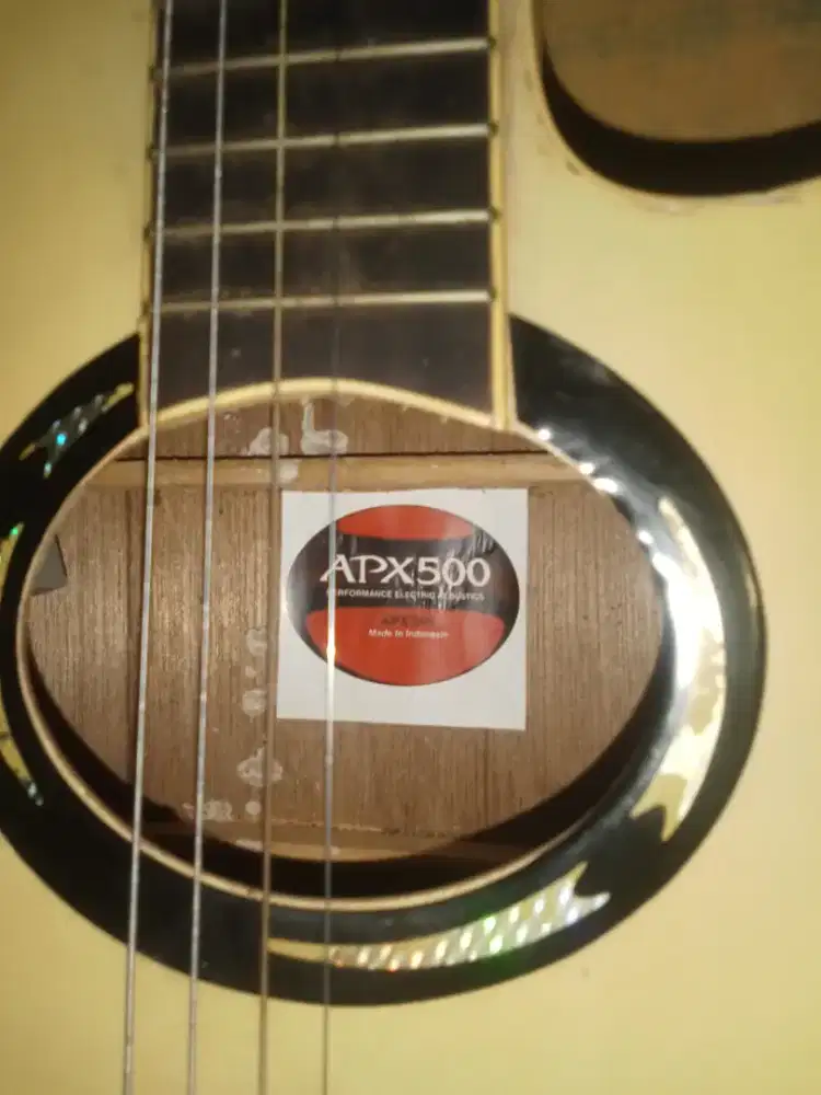 Jual aja gitar apx 500 minus pemakaian