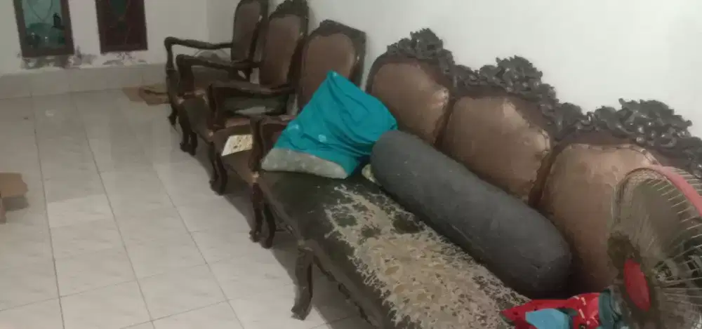 1 set kursi tamu bahan jati .