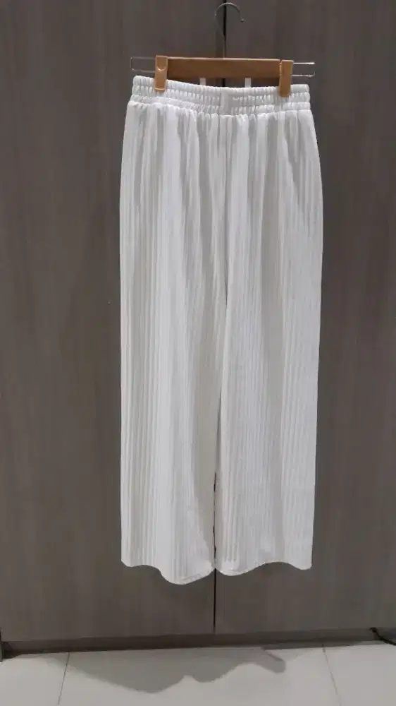 Celana panjang putih
