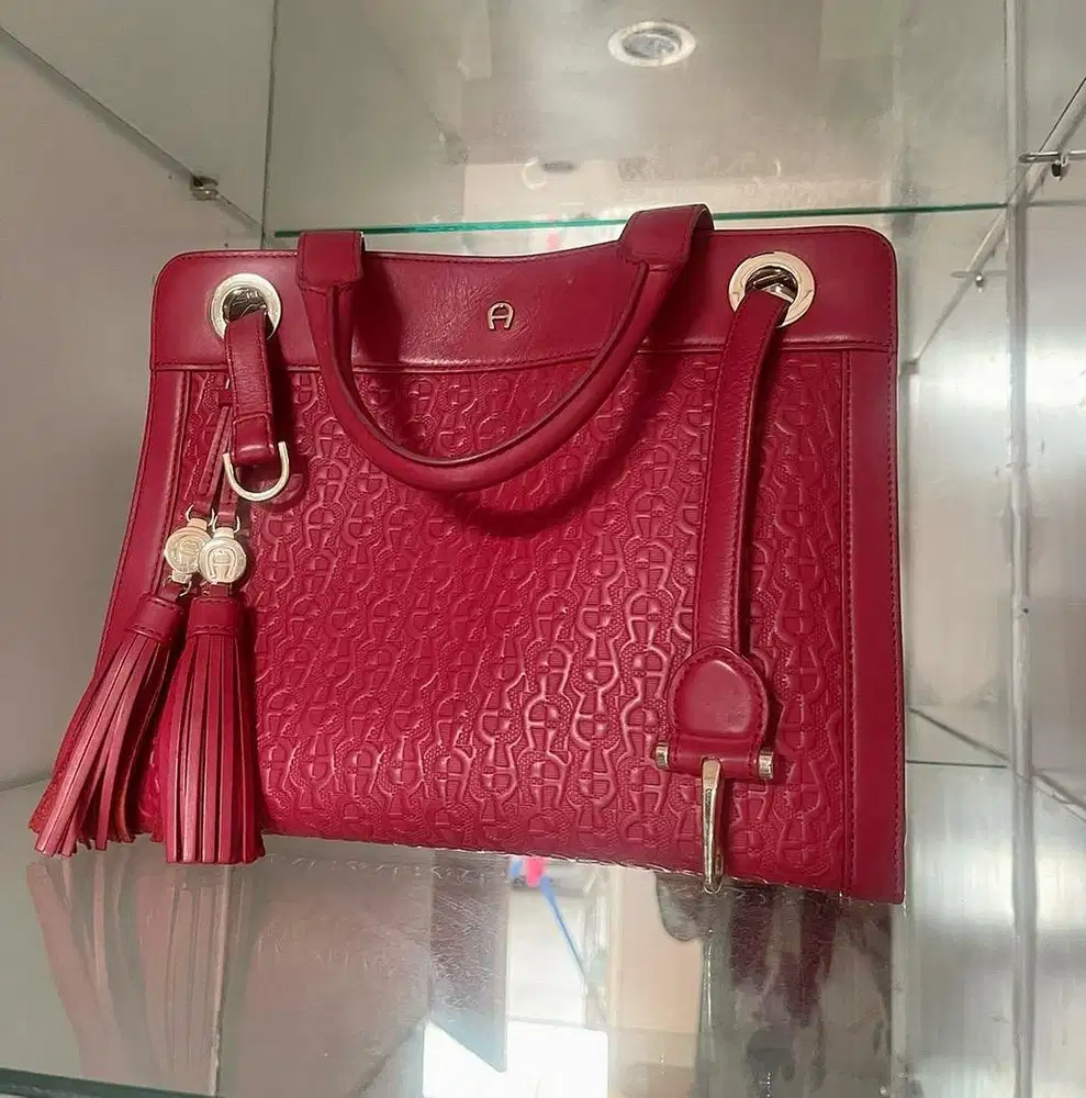 Tas Aigner warna merah