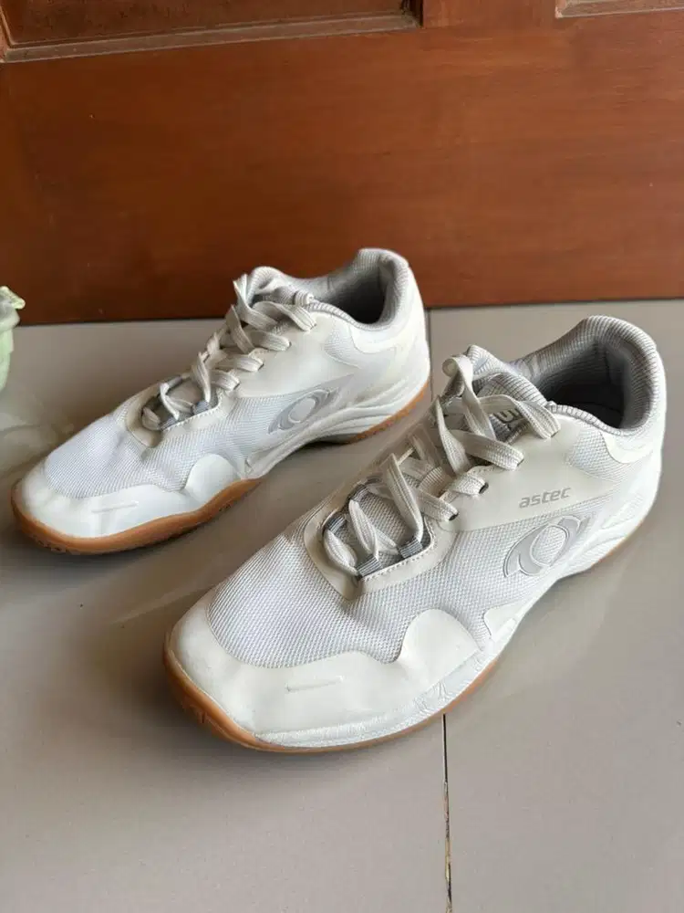 Sepatu badminton astec like new ukuran 43