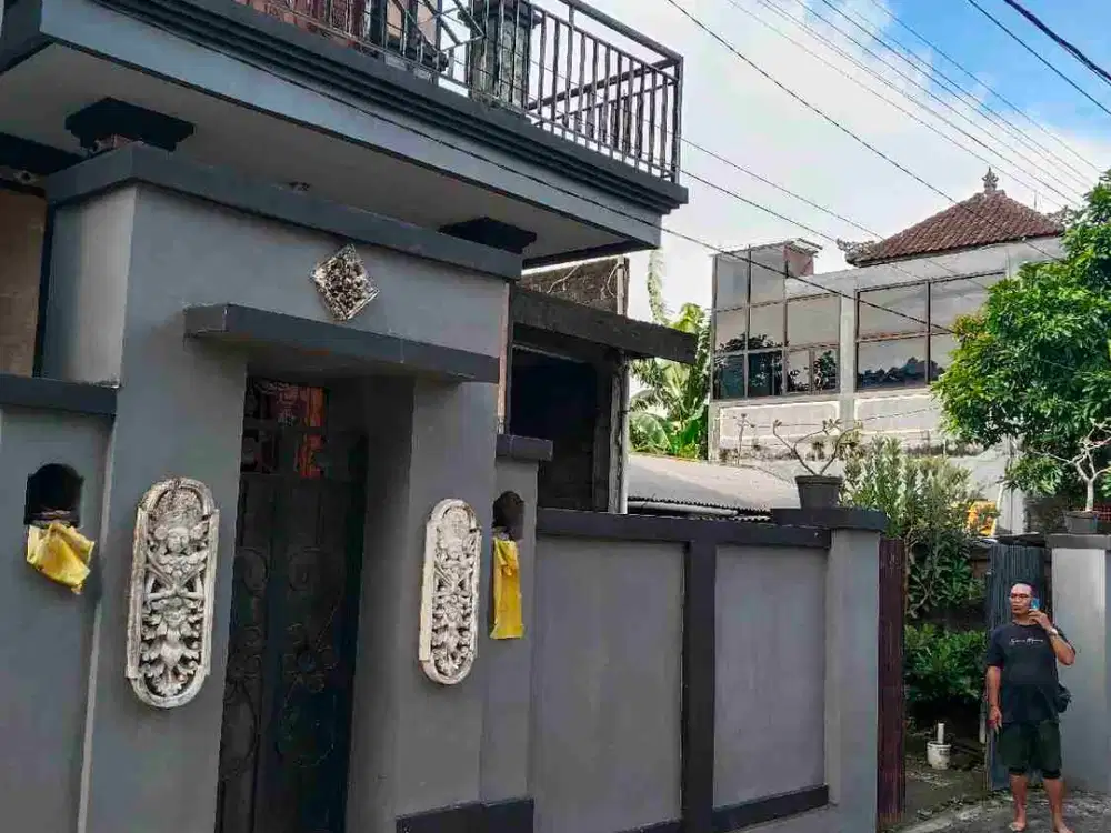 disewakan rumah lantai 2 dekat jln utama batuyang kangin