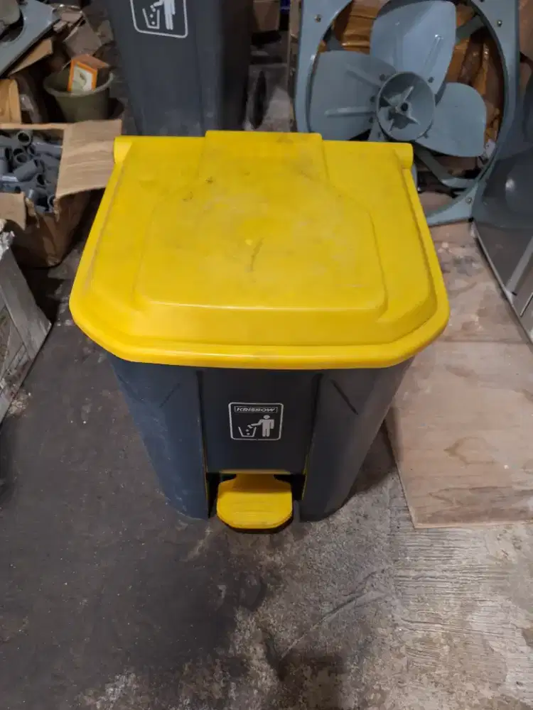 Tong sampah plastik outdoor Krisbow 50 liter  ( Kuning/ Abu abu)
