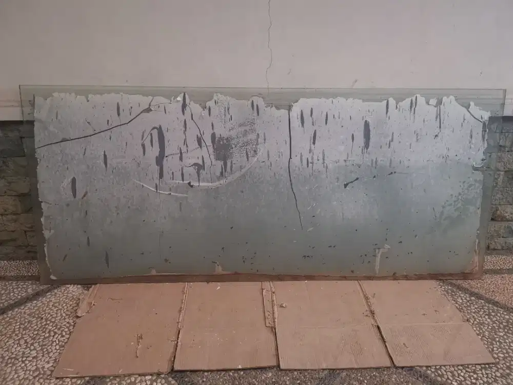 Kaca bekas pintu tebal