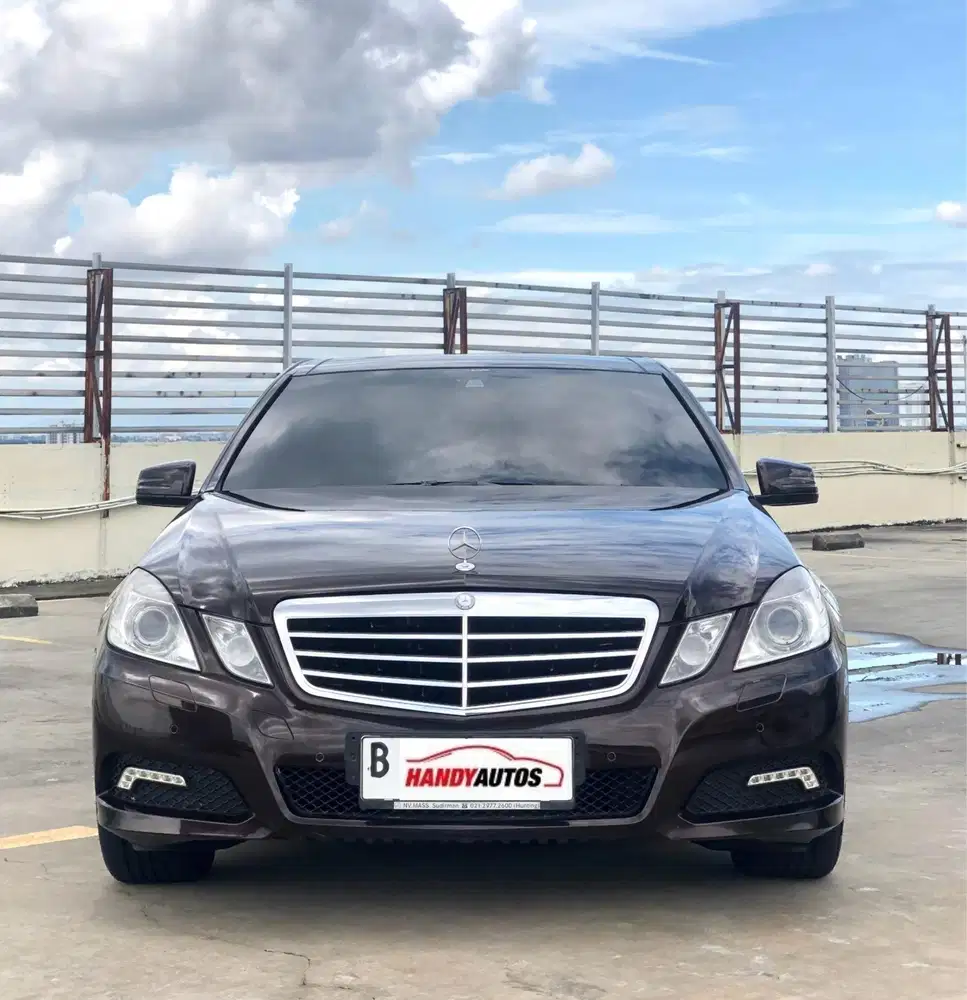 Mercedes Benz E300 Avantgarde Panoramic Tahun 2010 Automatic coklat