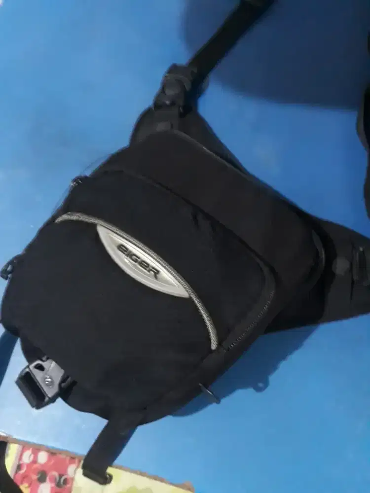 Tas eiger slempang bonus tas kecil