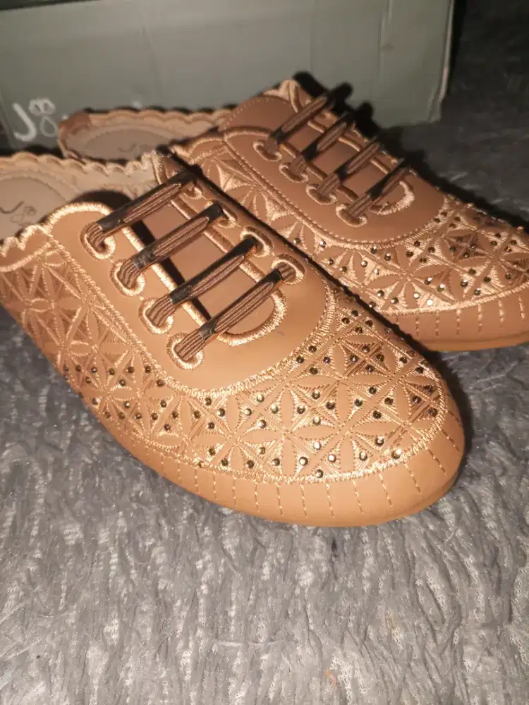 Sepatu Wanita Mule Flat Elegan Motif Emboss Karet Elastis