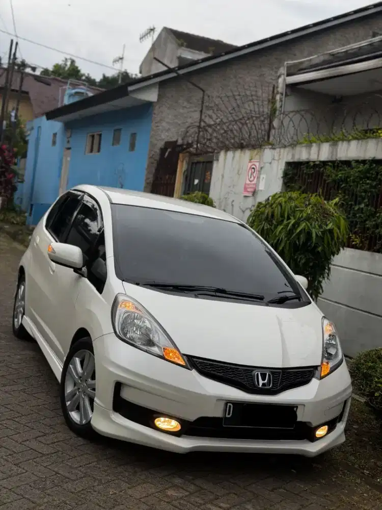 Jazz GE8 RS AT Facelift
Tahun 2011 ss fullset lengkap pajak isi mulus