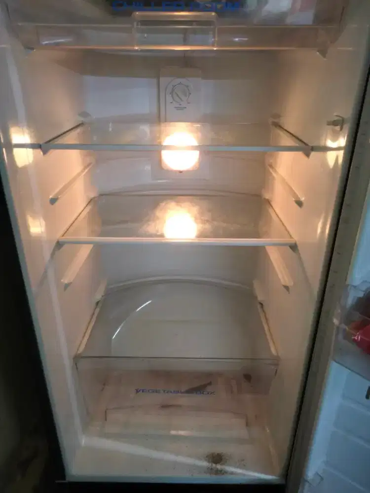 Kulkas 1 pintu merk Aqua minus