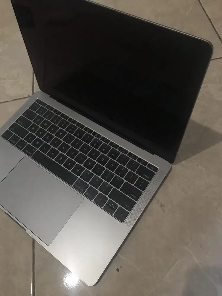 DIJUAL MACBOOK PRO 2017 256GB non touchbar