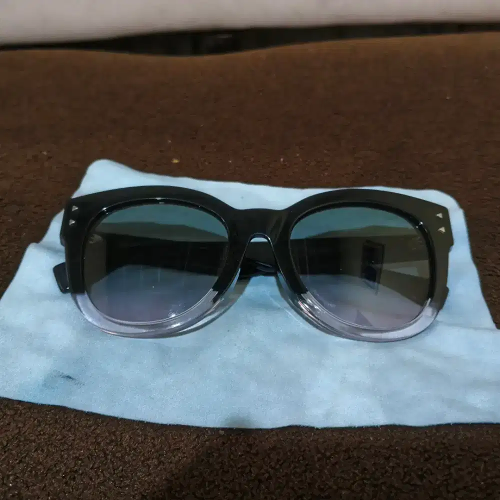 Kacamata Hitam Fendi