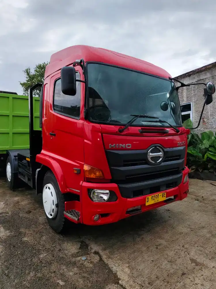 Dijual hino lohan head traktor