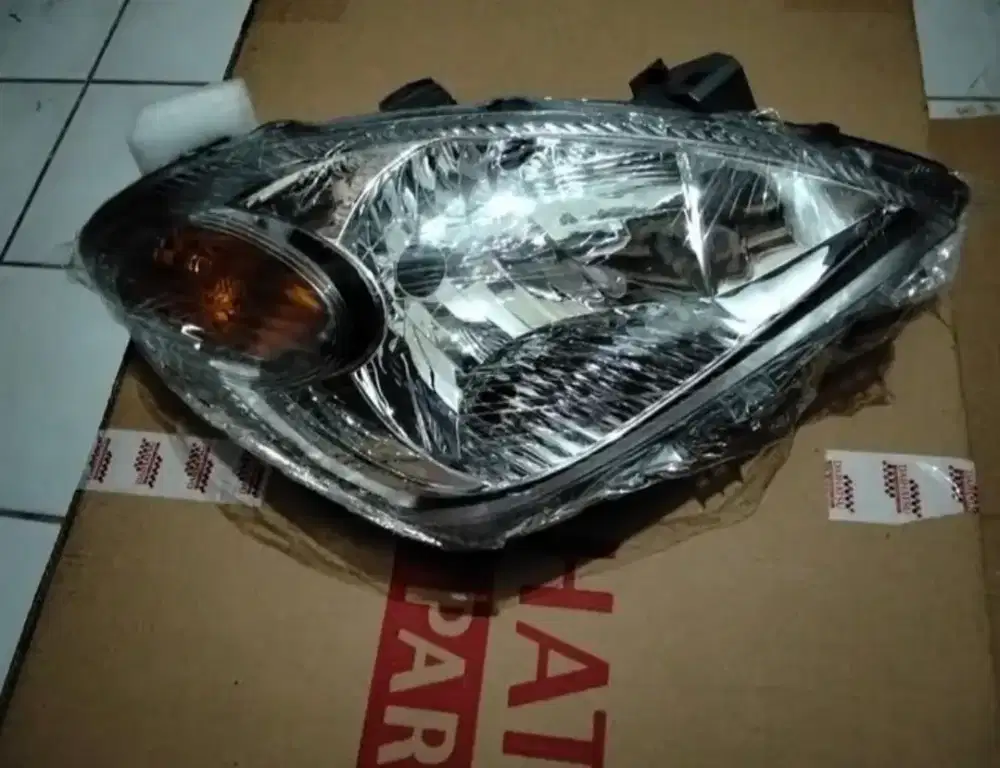 Lampu depan Avanza