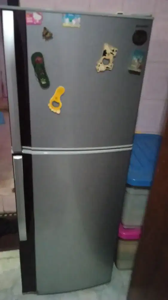 Kulkas 2 pintu low wat merk SHARP