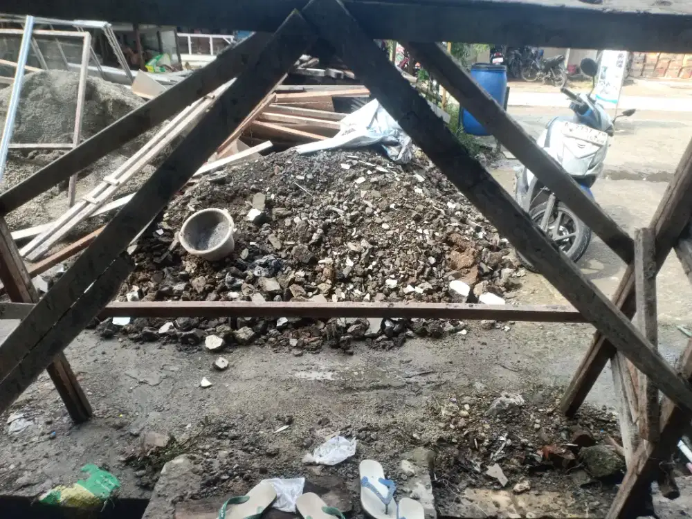 Puing dan Kayu Bekas