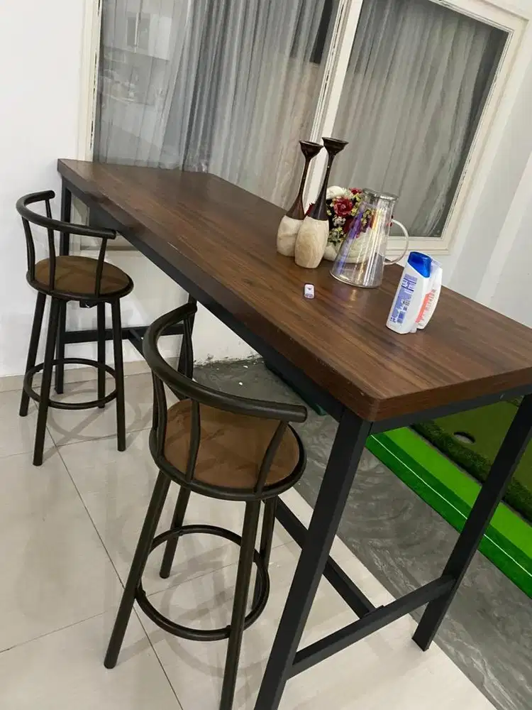 Meja bar dan kursi informa