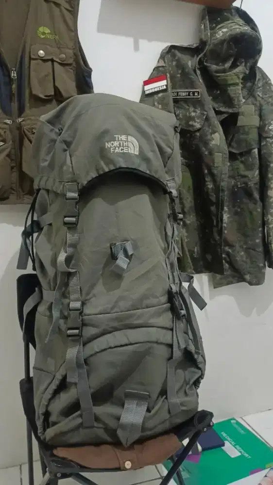 Tas Carrier 70lt up. Merk TNF warna Army. Bonus jaket army size M.