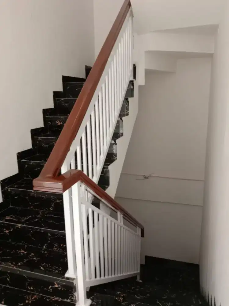 Rillingtangga minimalis pegangan kayu