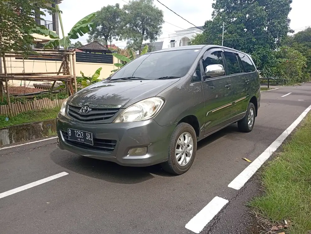 Toyota Kijang Innova 2011 Bensin