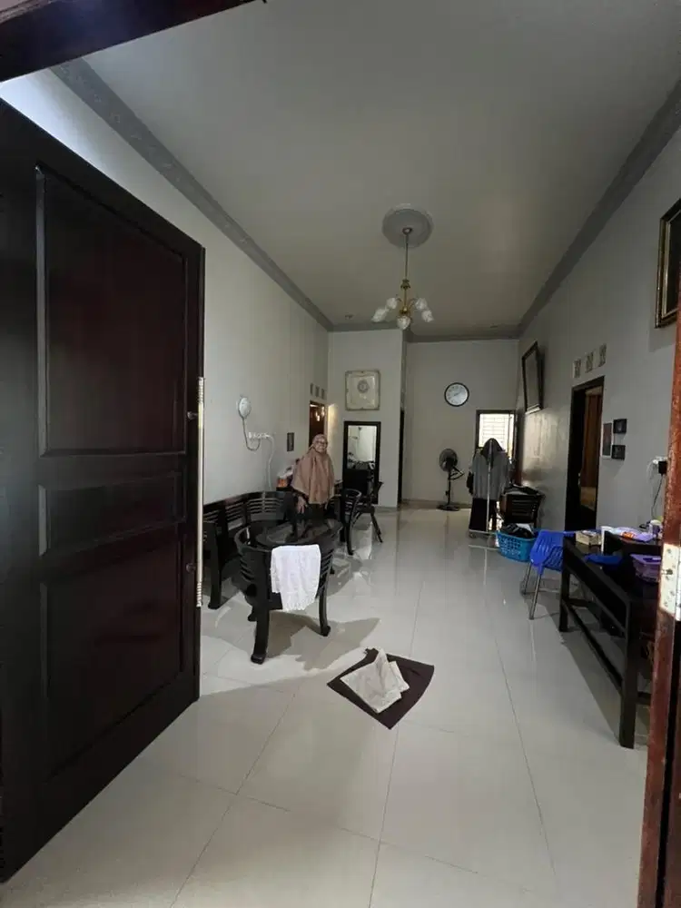 DISEWAKAN RUANG USAHA/RUMAH