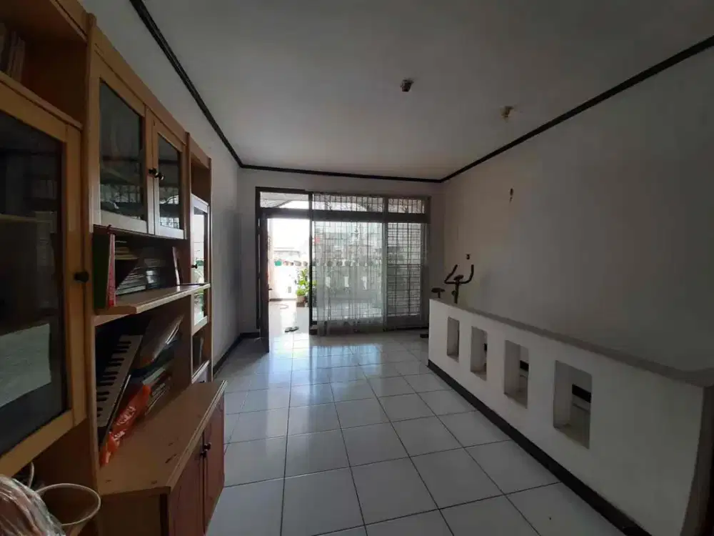 Luas tanah 280 m2
Luas bangunan 220 m2
Kamar  tidur 5, 
Kamar pembantu 1
Kamar mandi 3
Listrik 2200 watt
PDAM
SHM
Garasi 2 mobil
Carpot 1 mobil
Hadap selatan
Daerah : Kembar - Bandung
Situasi aman dan tenang, bebas banjir
Harga : 2.9 M nego