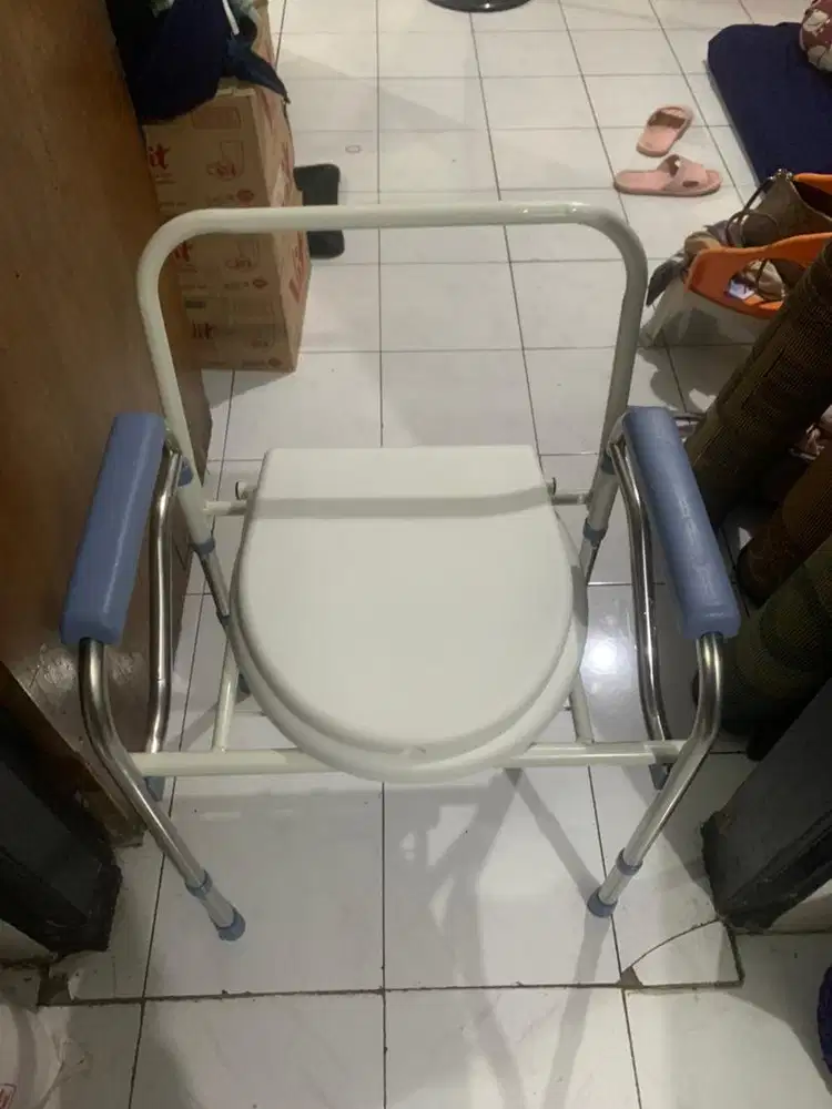 Kursi toilet lansia portable