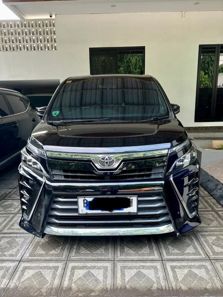 Toyota voxy hitam 2018