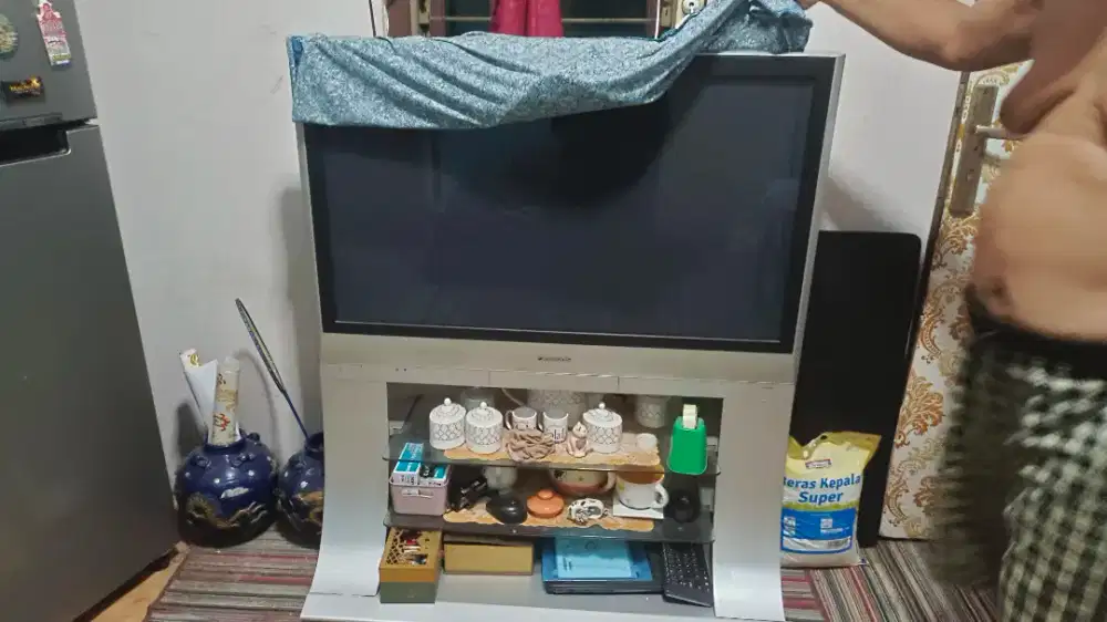 Tv panasonic besar sekitar 42 Satu set raknya Kondisi mati,